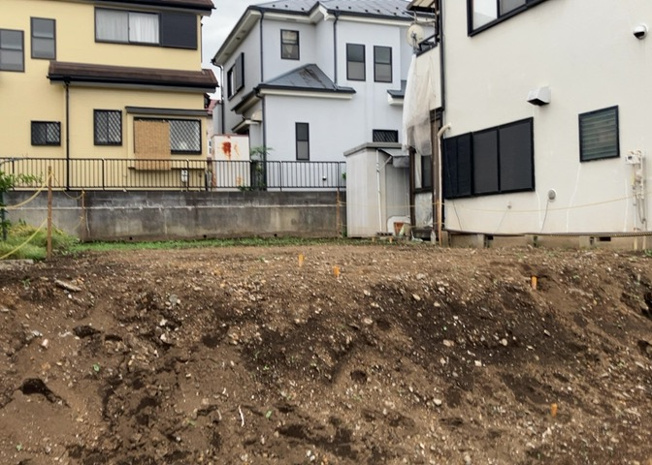 【バルコニー】 | バルコニーは、室外の専用スペースのうち、「屋根がなく開放された空間」であるものを指します。ベランダより広いタイプのものが多く、日当たりもよいため家庭菜園などを楽しみたい人にとって適した環境となります。