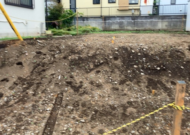【外観】 | 現地に行くなら、物件の周囲の地形がどうなっているかを見ることも大切です。周辺より低くなっている土地では、大雨などで水が集まりやすいため、地盤が弱くなっているということも考えられるため、注意が必要です。