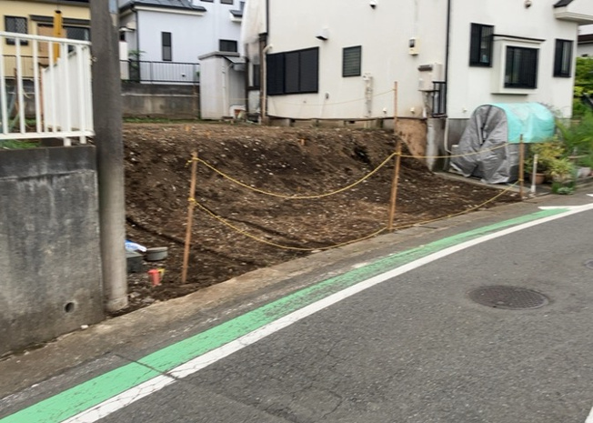 【前面道路含む現地写真】 | 道幅が広い場所は日当たりや風通が良好です。幅が広いのですれ違いも可能ですし大きな車でも駐車可能！一方で、大型車が通ることも多くなるため交通量の増加により騒音に繋がります。また土地の値段が高くなります。