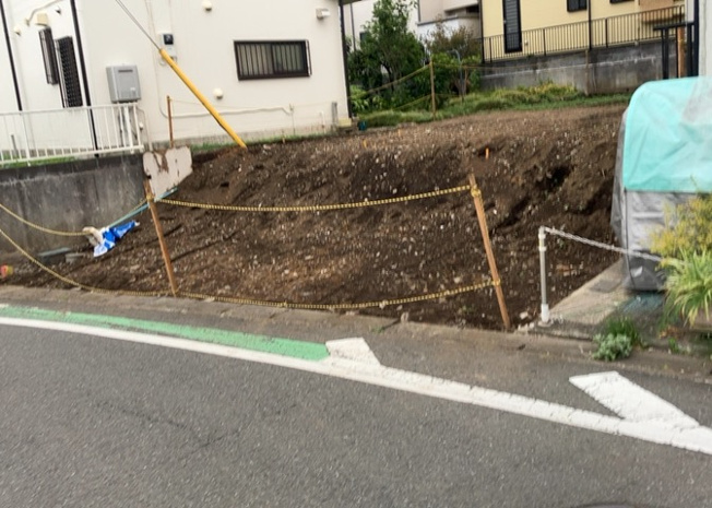 【前面道路含む現地写真】 | 住宅用の土地では前面道路に2m以上接していなければならないと法律で定められています。しかし、お持ちの車のサイズやライフスタイルなどにより、2mでは利便が悪い場合もございますので、事前に確認しましょう。