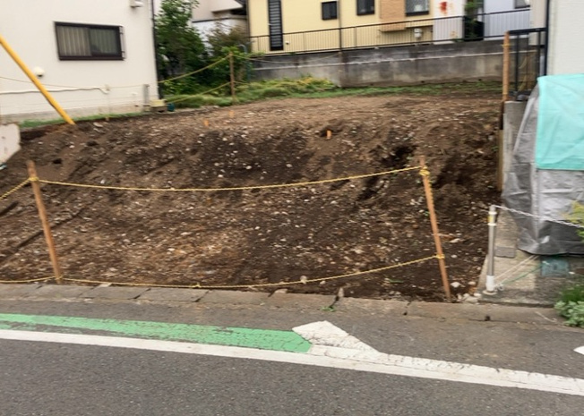 【前面道路含む現地写真】 | お持ちの車種によっては前面道路が広い方が便利でしょう。しかし、前面道路が広ければその分交通量が多くなるため、騒音などが気になる場合があります。実際に現地を見学し、周辺交通量や騒音などを確認しましょう！