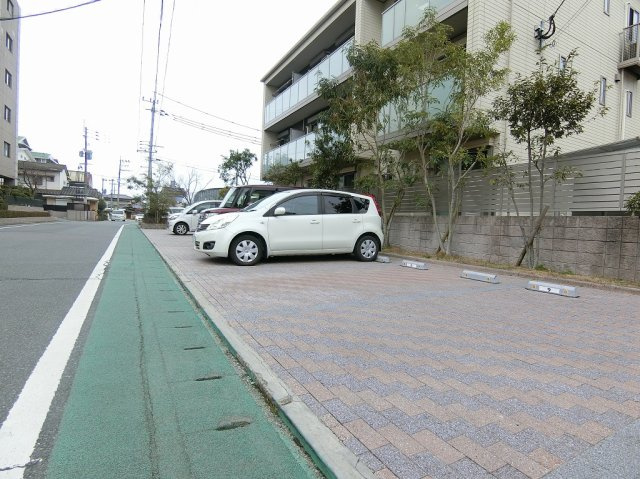 ヴィルヌーブ諏訪野 I棟の駐車場|駐車場に車を止められます
