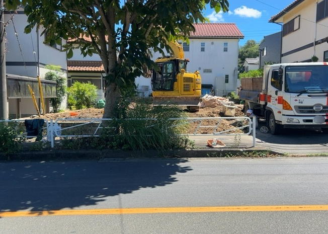 【前面道路含む現地写真】 | 道幅が広い場所は日当たりや風通が良好です。幅が広いのですれ違いも可能ですし大きな車でも駐車可能！一方で、大型車が通ることも多くなるため交通量の増加により騒音に繋がります。また土地の値段が高くなります。