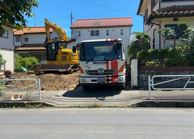 【駐車場】 | 車一台あたりに必要なスペースは、標準サイズの普通自動車で横幅2m50cm、長さ5mは必要になります。ただし、乗降のことも考慮して横幅3m30cm、長さ5m50cmほどは確保できるところを選びましょう。