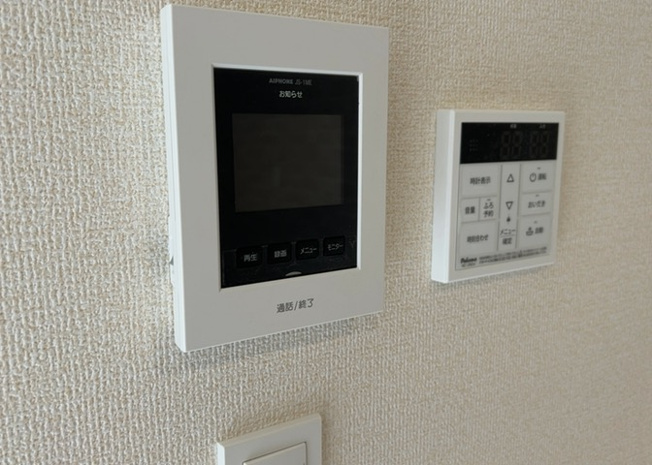 【セキュリティ】 | 訪問者の顔を室内からしっかり確認できるTVモニター付きインターホンを標準装備しています。防犯性に優れ、留守中の録画機能や応答対応ができるため、お子様の留守番や一人でのお留守の際も大変安心感があります。