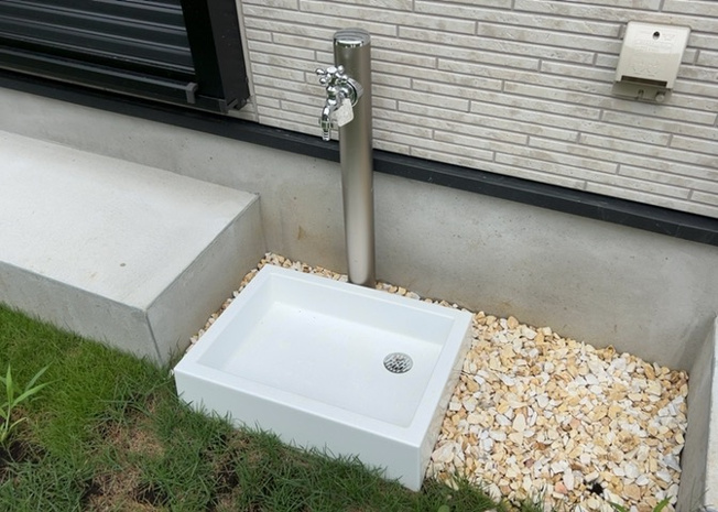 【設備】 | 屋外には洗車やガーデニング、庭のお手入れに大変便利で重宝する散水栓を設置しています。都市ガスや公共下水などのインフラ設備も完備されており、入居初日からストレスなく快適な生活をスタートできます。