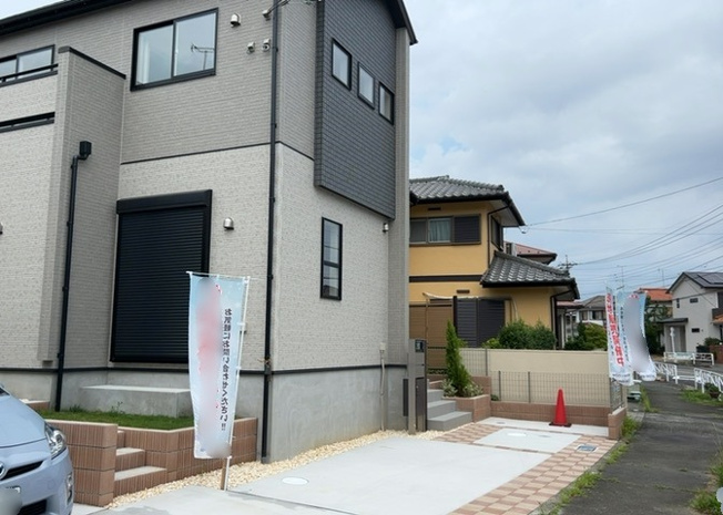 【前面道路含む現地写真】 | 幅員12.0mの整備された北側公道に接しており、歩道も確保されているためお子様の通学や徒歩移動も安全です。京王バス「西武北野台」バス停まで徒歩3分とアクセスも良好で通勤通学に便利なロケーションです。