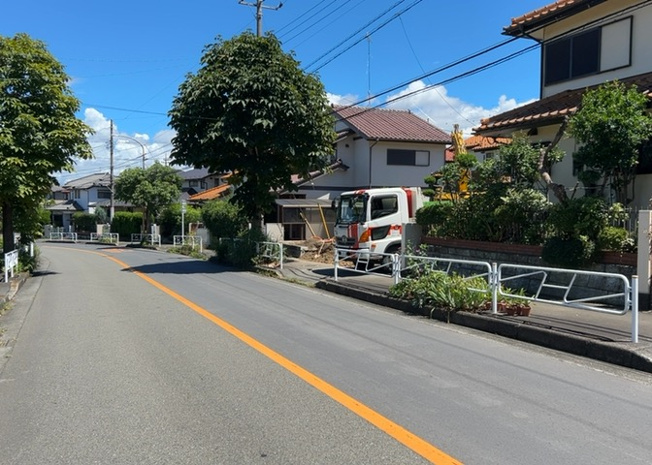 【前面道路含む現地写真】 | 住宅用の土地では前面道路に2m以上接していなければならないと法律で定められています。しかし、お持ちの車のサイズやライフスタイルなどにより、2mでは利便が悪い場合もございますので、事前に確認しましょう。