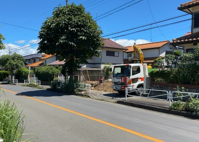 【前面道路含む現地写真】 | お持ちの車種によっては前面道路が広い方が便利でしょう。しかし、前面道路が広ければその分交通量が多くなるため、騒音などが気になる場合があります。実際に現地を見学し、周辺交通量や騒音などを確認しましょう！