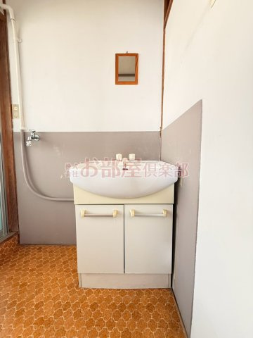 辻コーポの洗面所|明るい洗面所です