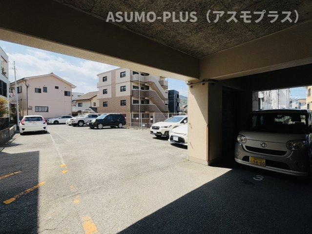 ハッピーエステート湯町の駐車場