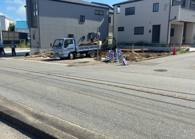 【前面道路含む現地写真】 | 道幅が広い場所は日当たりや風通が良好です。幅が広いのですれ違いも可能ですし大きな車でも駐車可能！一方で、大型車が通ることも多くなるため交通量の増加により騒音に繋がります。また土地の値段が高くなります。