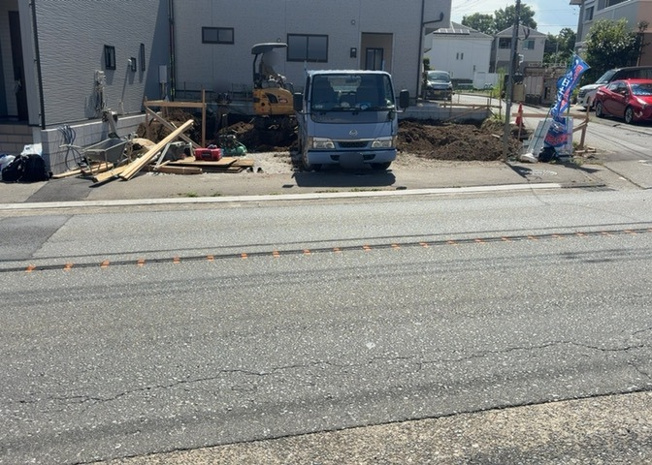 【前面道路含む現地写真】 | 住宅用の土地では前面道路に2m以上接していなければならないと法律で定められています。しかし、お持ちの車のサイズやライフスタイルなどにより、2mでは利便が悪い場合もございますので、事前に確認しましょう。