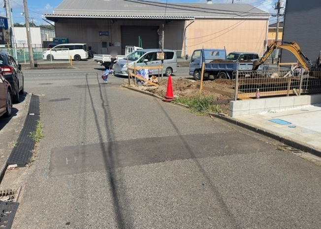 【前面道路含む現地写真】 | お持ちの車種によっては前面道路が広い方が便利でしょう。しかし、前面道路が広ければその分交通量が多くなるため、騒音などが気になる場合があります。実際に現地を見学し、周辺交通量や騒音などを確認しましょう！