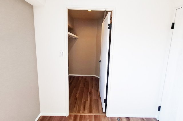 カルム堺A棟の収納|ウォークインクローゼット：洋室1・洋室2から出入りできる便利な2Way動線。