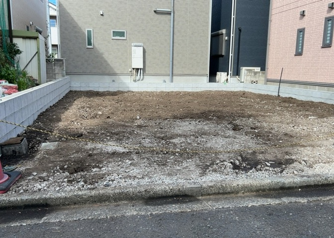 【構造・工法・仕様】 | ベタ基礎とは、柱の位置に関係なく全体に基礎がある事を指し、面積が大きい分建物の重さを全体に分散できます。また、地面からの湿気や害虫を遮断でき、木造住宅で心配されるシロアリ被害を防ぐ効果も期待できます。