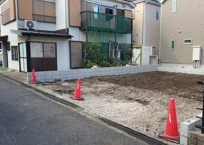 【前面道路含む現地写真】 | 道幅が狭い場所は比較的土地の値段が低いことが多く、また交通量が少ないため騒音が少なく静かな環境で過ごせます。また、小さいお子様がいるご家庭も安心です。一方で車の駐車が難しいというデメリットもあります。