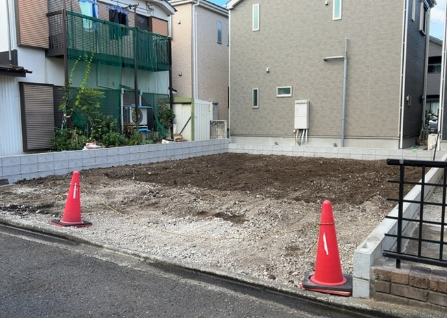 【前面道路含む現地写真】 | 道幅が広い場所は日当たりや風通が良好です。幅が広いのですれ違いも可能ですし大きな車でも駐車可能！一方で、大型車が通ることも多くなるため交通量の増加により騒音に繋がります。また土地の値段が高くなります。