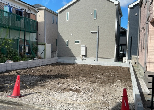 【外観】 | 現在は更地となっています。現地をご見学に行く際は、道路の幅や周辺の交通量、施設などをご確認頂くことをおすすめします！ある程度イメージをつけたいという場合は、同売主の施工事例や完成パースもお見せします。