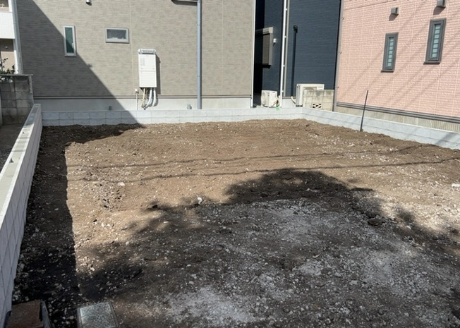 【庭】 | 庭のある家に住むことのメリットとして、子どもたちの遊び場を確保できること、ガーデニングや家庭菜園を楽しめること、明るさを確保できることがあります。また、配置を工夫することでプライバシーが確保できます。
