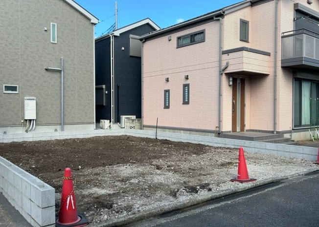 【前面道路含む現地写真】 | 住宅用の土地では前面道路に2m以上接していなければならないと法律で定められています。しかし、お持ちの車のサイズやライフスタイルなどにより、2mでは利便が悪い場合もございますので、事前に確認しましょう。