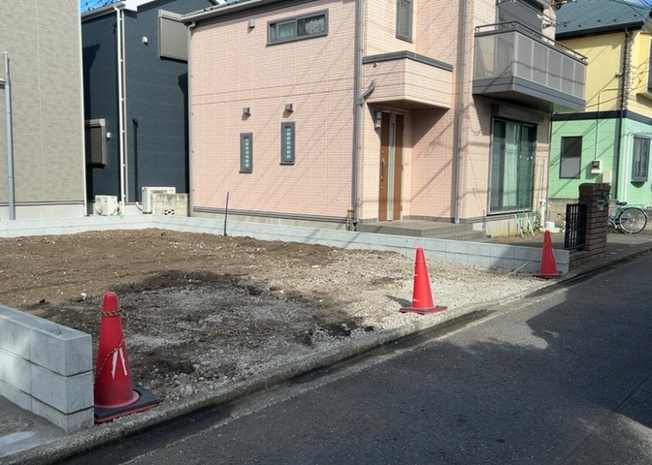 【前面道路含む現地写真】 | お持ちの車種によっては前面道路が広い方が便利でしょう。しかし、前面道路が広ければその分交通量が多くなるため、騒音などが気になる場合があります。実際に現地を見学し、周辺交通量や騒音などを確認しましょう！