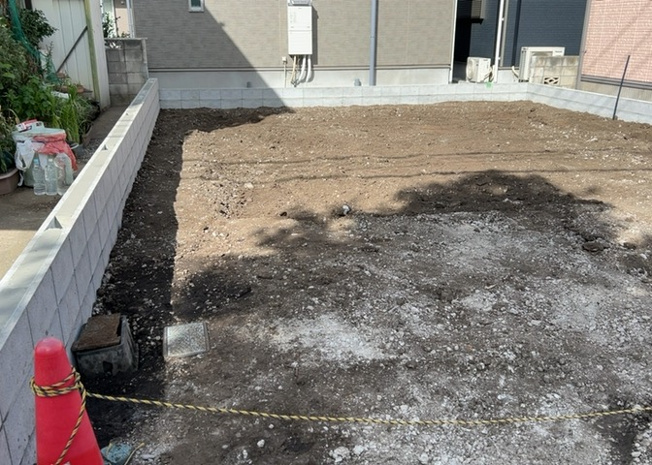 【駐車場】 | 駐車場と明記されていても、最小スペースでつくられた駐車場だと大型車は駐車できなかったり、出入りしにくくなったりする可能性があります。お車のサイズと購入したい物件の駐車場のサイズを現地で確認しましょう。