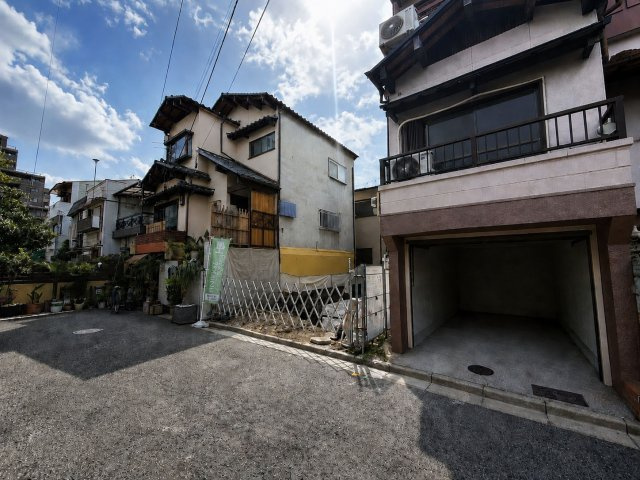 住吉区大領2丁目の前面道路含む現地写真|敷地に奥行きがあり、居住スペースをしっかり確保できるのが魅力♪