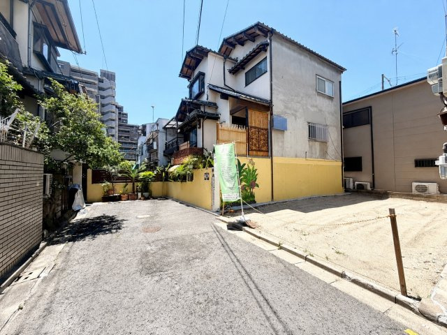 住吉区大領2丁目の前面道路含む現地写真|スーパーやコンビニが徒歩圏内に複数あり、日々のお買い物に困りません♪