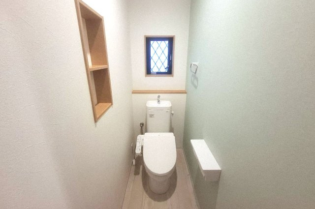 堺市北区金岡町のトイレ|トイレ内もピカピカにリフォーム。爽やかなグリーンのアクセントクロスを施しました。