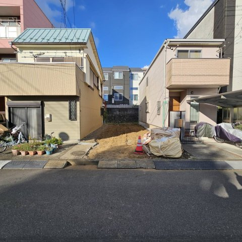 【周辺】 | 土地の形が極端に長細かったり、狭小地、あるいは道路との高低差がある傾斜地だった場合、後々売ろうとしても買い手がつかない場合もあります。後々、売却することになった時に価値の下がらない土地を選びましょう。