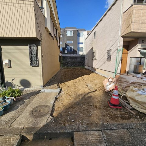 【周辺】 | 土地を買う際、住む地域の自治体や福祉の補助制度にも注目してみましょう。子供や老人の医療補助やゴミ出しのルールなど、自治体によってルールに大きな違いがあるため、暮らしやすい土地で判断するとよいでしょう。