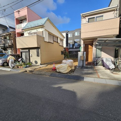 【周辺】 | 現地に行くなら、物件の周囲の地形がどうなっているかを見ることも大切です。周辺より低くなっている土地では、大雨などで水が集まりやすいため、地盤が弱くなっているということも考えられるため、注意が必要です。