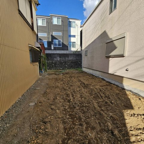 【周辺】 | 土地購入を検討されている場合、境界杭がない状態で購入してしまうと境界確定測量をする必要があり、費用がかかります。購入の前に、売主、隣土地所有者立ち合いのもと境界を確定し境界杭を設置するのがベストです。