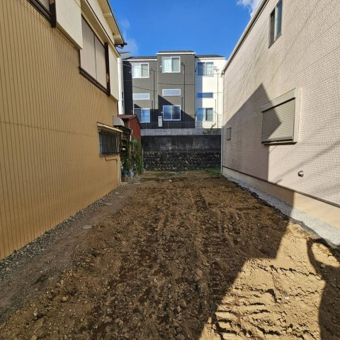 【周辺】 | 家を建てる前提で土地を探している場合、地盤の丈夫さは譲れない条件の一つです。地盤が脆弱だと追加工事が必要となります。また、過去に地盤沈下や液状化現象を起こした土地は、できるだけ避けた方がいいでしょう。