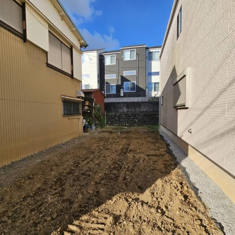 【周辺】 | 人が暮らすうえで日光は大切な要素となります。日当たりの良さは譲れないポイントですね。併せて近くに大きな建築物の建築予定がないか、あるいはそれが可能な土地が近くにないか事前に確認することもお勧めします。