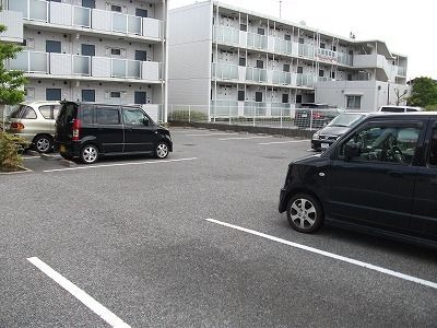 サンハイム久保田の駐車場