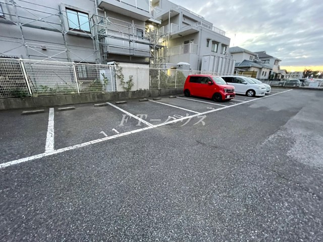 サンモール・オガワの駐車場
