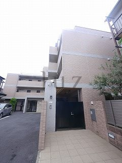 リバージュ弘明寺のエントランス