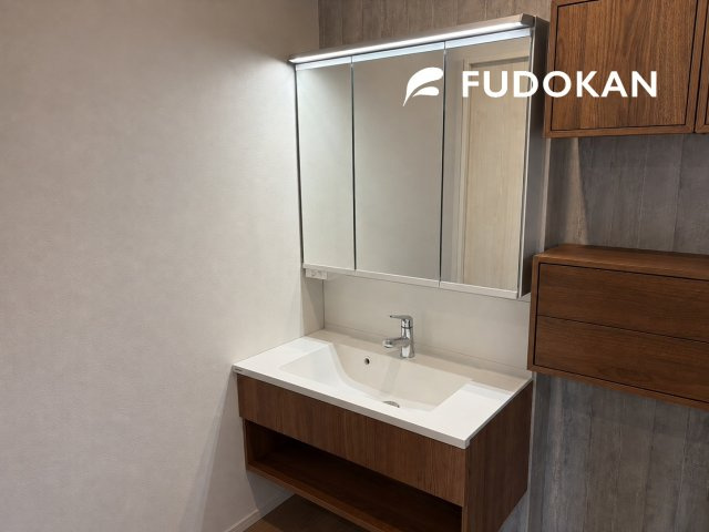 山形市飯塚町【中古住宅】の独立洗面台|三面鏡の洗面台は、スタイリッシュなだけでなく収納力もあります。