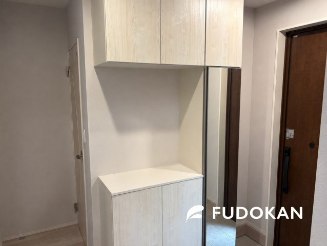 山形市飯塚町【中古住宅】の玄関|たっぷり収納のシューズボックスです