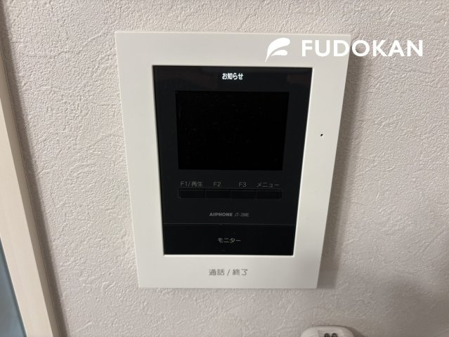 山形市飯塚町【中古住宅】のセキュリティ|TV付モニターインターフォン付きで玄関先のお客様を確認できます。お子様のお留守番時も安心です。スタイリッシュなデザインになっております。詳細は現地にてご説明いたします！