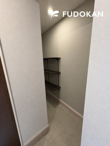 山形市飯塚町【中古住宅】の収納|玄関をすっきり保てるシューズクローク。靴はもちろん、ベビーカーやアウトドア用品も収納でき、毎日の暮らしを快適にサポートします。