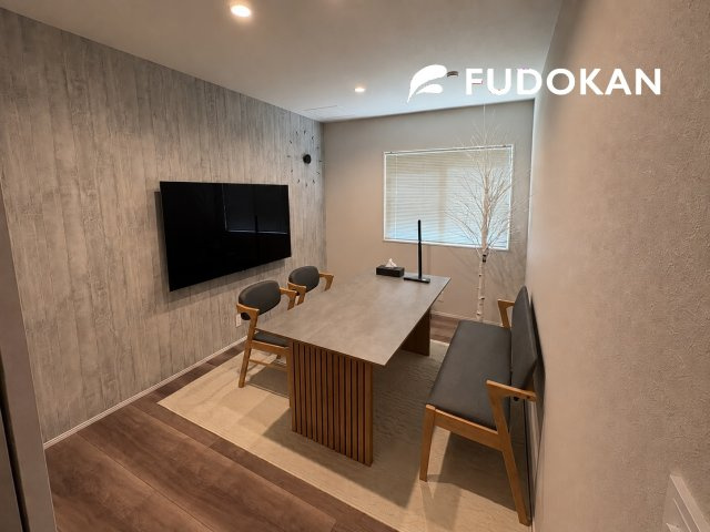 山形市飯塚町【中古住宅】の洋室|1階の洋室は、趣味やワークスペースはもちろん、家族が自然と集う団らんの空間としても活躍。ライフスタイルに合わせて自由に使える多目的ルームです。
