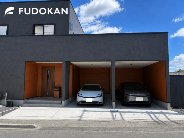 山形市飯塚町【中古住宅】の駐車場|雨や雪の日でも快適なビルトインガレージを採用。愛車を風雨から守りながら、荷物の出し入れもスムーズ。デザイン性と利便性を兼ね備えた住まいです。