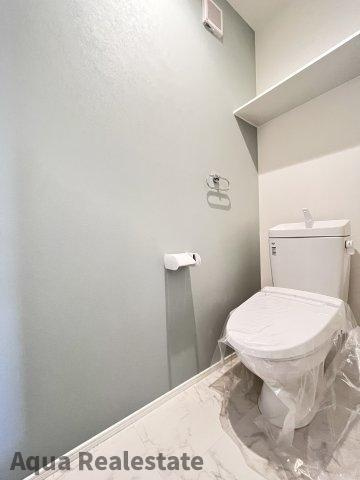 オール電化デザイナーズハウス上吉野町建売⑤のトイレ|シャワー洗浄機能付きのトイレは、清潔感が印象的な空間ですね。