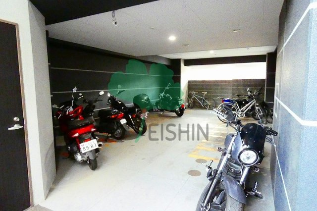 No.102 CLUB ORIENT(No.102 クラブオリエント)|屋根付きバイク置き場です。駐車場所も指定で安心です