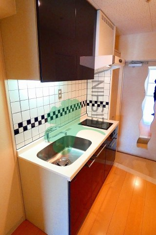 No.70　HARBOR SOUTH TOWER(No.70　ハーバーサウスタワー)のキッチン|シンクとコンロの間にコンセントがあり炊飯器や湯沸かし器・ミキサーなどを置くことができます。