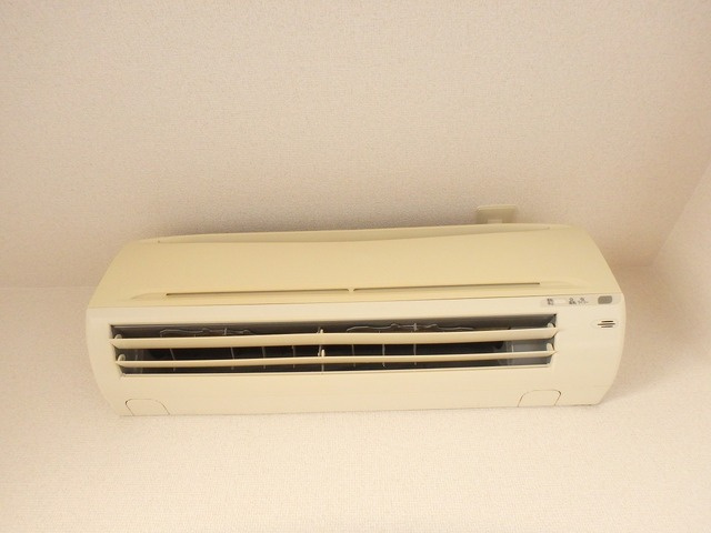室内にエアコン設備一基有り