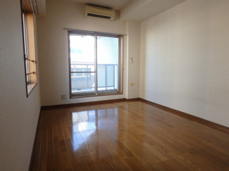 かなり天井高もあるお部屋です。室内が広く感じられます。